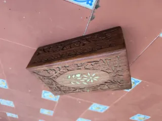 Caja de madera tallada