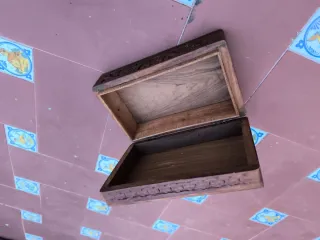 Caja de madera tallada