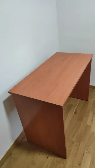 Escritorio de madera marrón