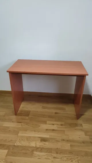 Escritorio de madera marrón