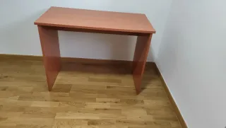 Escritorio de madera marrón