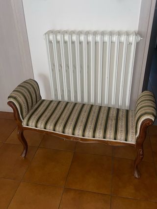 Panchina imbottita con braccioli