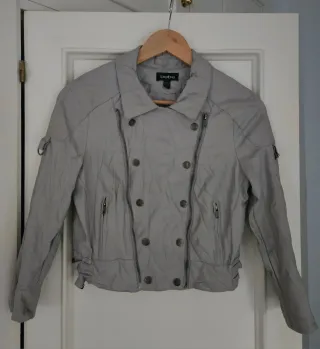 Chaqueta marca "Bebe", Gris, Piel Sintética