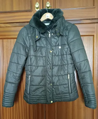 Anorak verde oliva con capucha