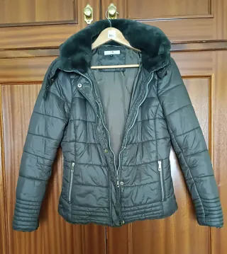 Anorak verde oliva con capucha