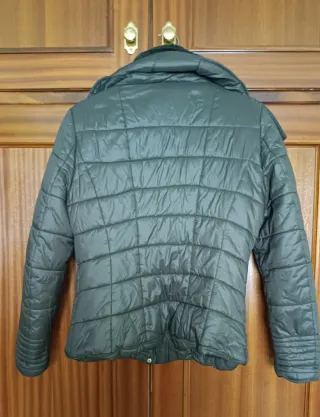 Anorak verde oliva con capucha