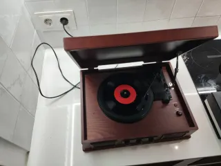 Giradischi in vinile con finitura in legno