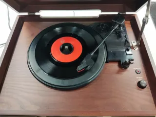 Giradischi in vinile con finitura in legno