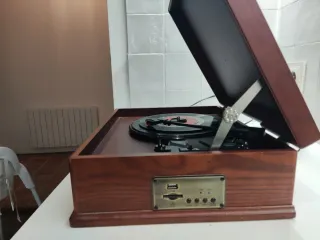 Giradischi in vinile con finitura in legno