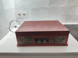 Giradischi in vinile con finitura in legno