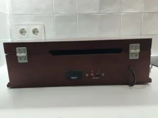 Giradischi in vinile con finitura in legno