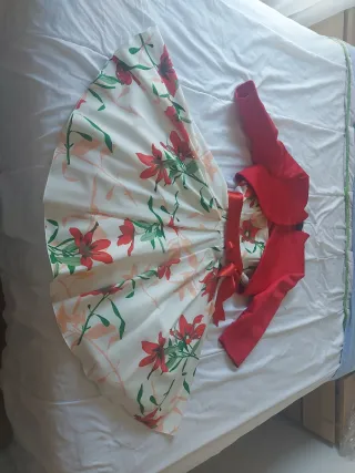 Vestido floral blanco y rojo