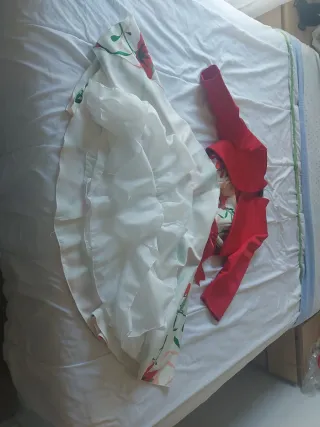 Vestido floral blanco y rojo