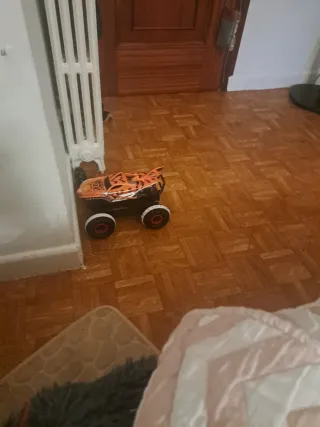 Coche teledirigido naranja y negro