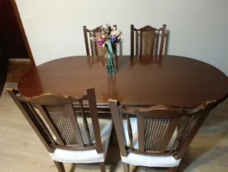 Mesa de comedor y 4 sillas de madera