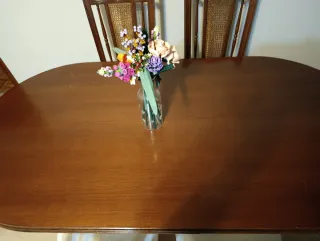 Mesa de comedor y 4 sillas de madera