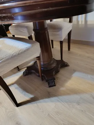 Mesa de comedor y 4 sillas de madera