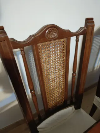 Mesa de comedor y 4 sillas de madera