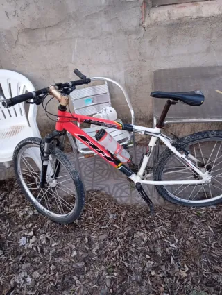 Bicicleta de montaña roja y blanca tlf 601625627