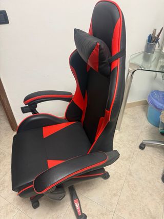 Sedia da gamer rossa e nera