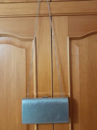 Bolso de fiesta plateado con cadena