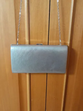 Bolso de fiesta plateado con cadena