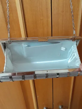 Bolso de fiesta plateado con cadena