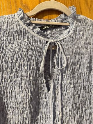 Camisa Zara azul bebé con volantes