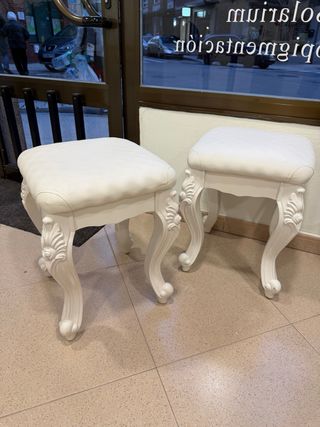 Taburetes blancos estilo barroco 2 por 20€