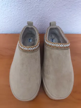Zuecos estilo UGG beige