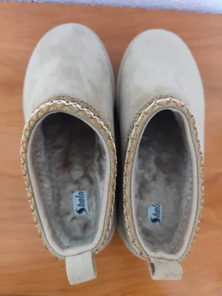 Zuecos estilo UGG beige