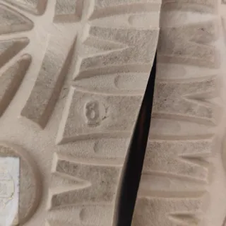 Zuecos estilo UGG beige