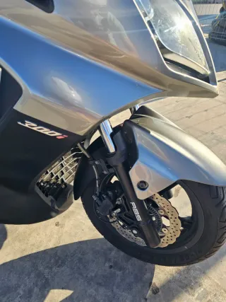 Kymco 300i en muy buen estado