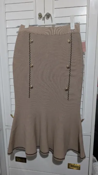 Falda tubo beige con botones