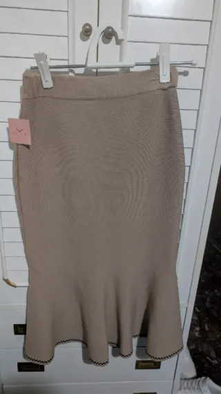 Falda tubo beige con botones