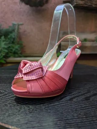 Zapatos de tacón rosa con lazo