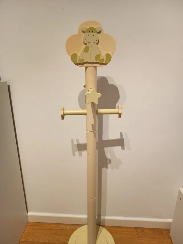 Perchero infantil de  madera con figura