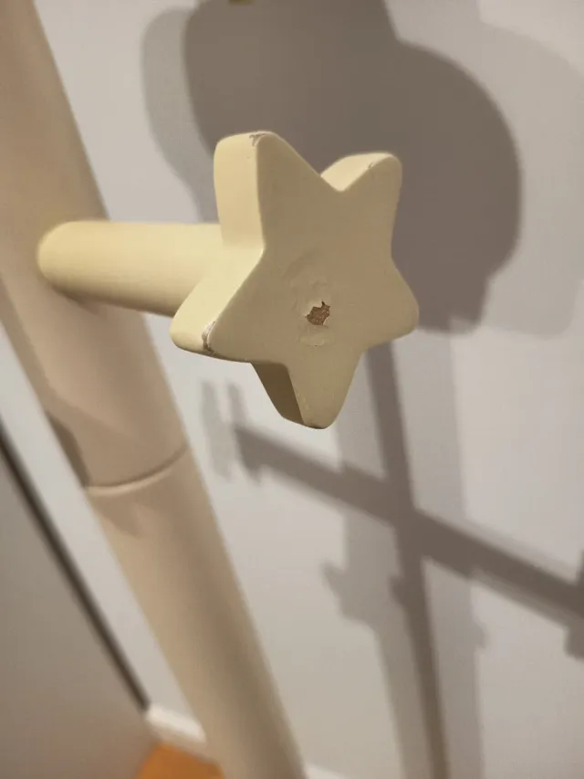 Perchero infantil de  madera con figura