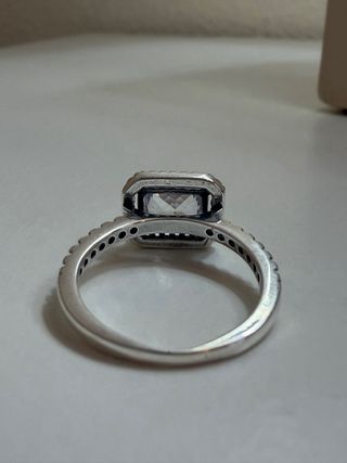 Anillo con circonita grande