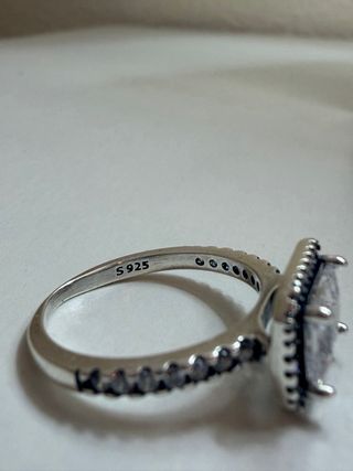 Anillo con circonita grande