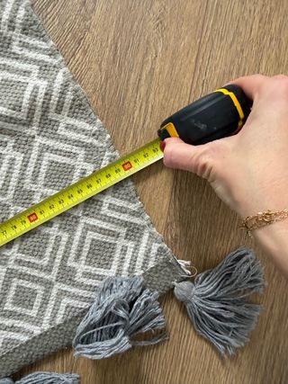 Alfombra gris con borlas estilo boho