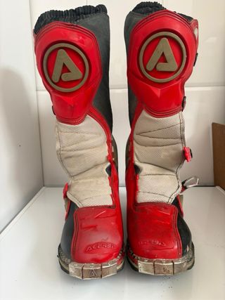 Casco, peto, rodilleras y codeas moto