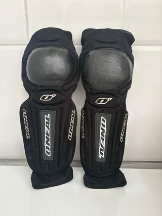 Casco, peto, rodilleras y codeas moto