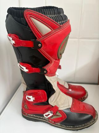 Casco, peto, rodilleras y codeas moto