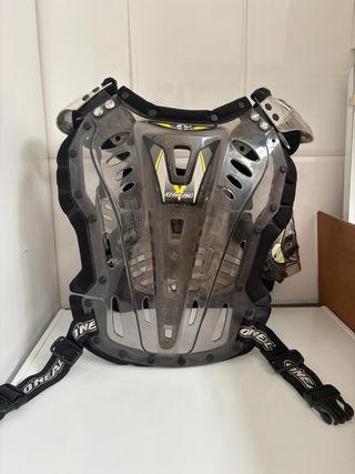 Casco, peto, rodilleras y codeas moto