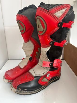 Casco, peto, rodilleras y codeas moto