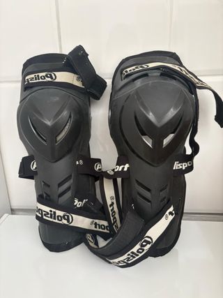 Casco, peto, rodilleras y codeas moto