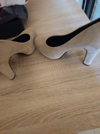 Zapatos de tacón beige con regalo