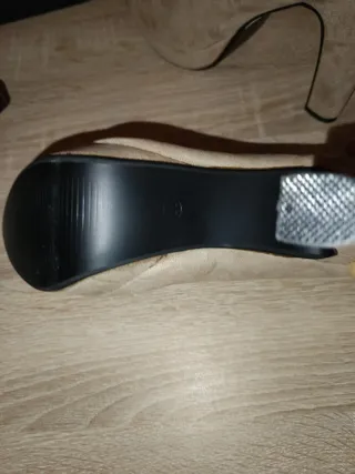 Zapatos de tacón beige con regalo