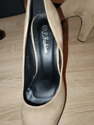 Zapatos de tacón beige con regalo